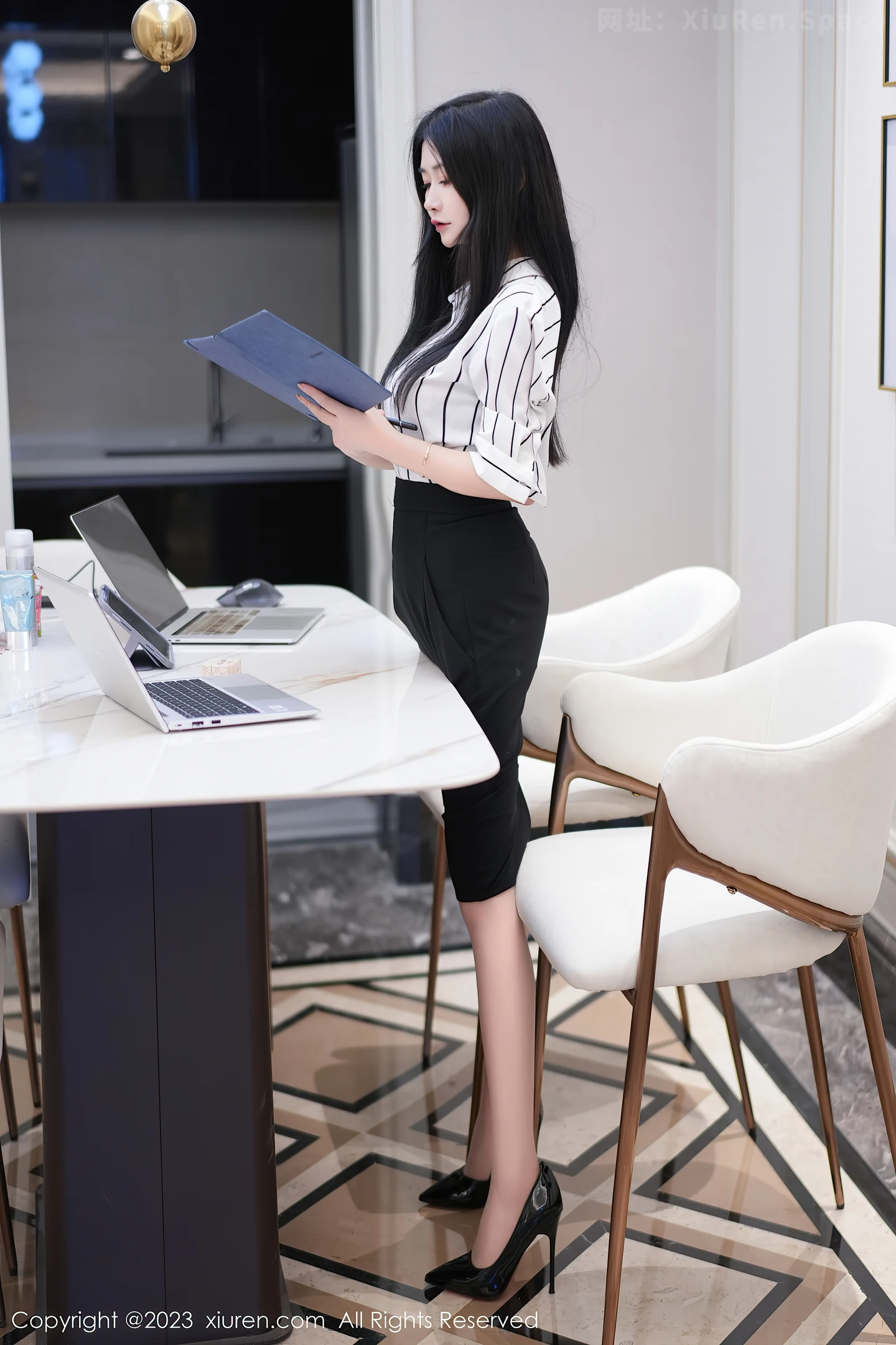 图片[2]-[XiuRen秀人网]2023.06.02 VOL.6845 laura阿姣 OL制服与紫色情趣内衣加肉丝美腿性感私房写真集-秀人网官方网站